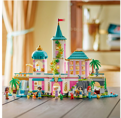 Конструктор LEGO Disney Princess Замок принцеси та королівські улюбленці