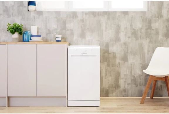 Посудомийна машина Indesit DSFE 1B10A